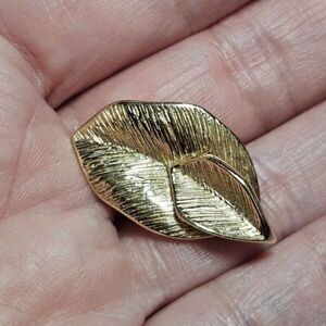 Vintage gold tone Amway brooch